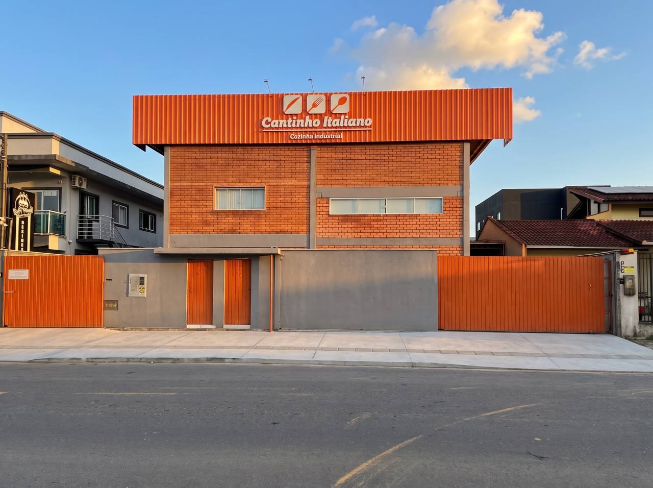 Fachada da cozinha industrial do Cantinho Italiano em Joinville