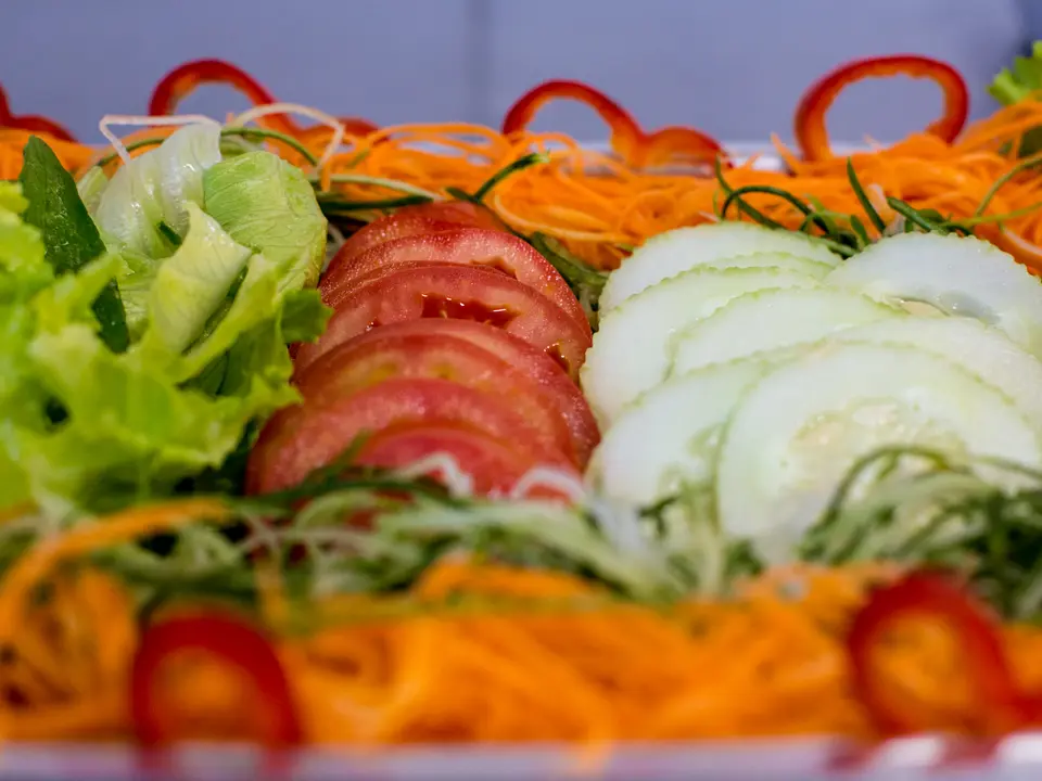 Saladas e acompanhamentos para refeições corporativas
